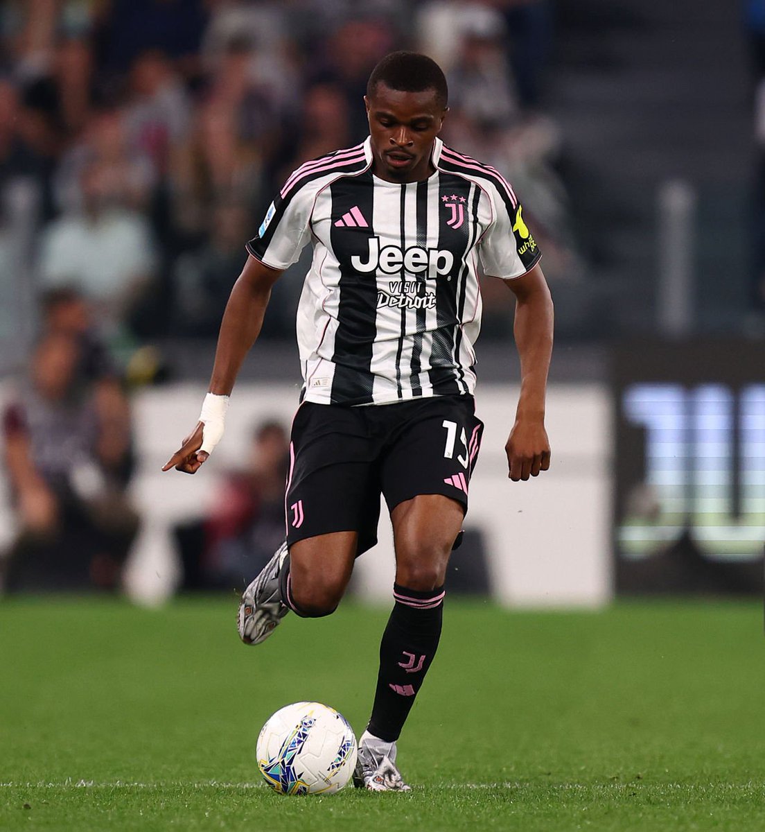 salhincrow's tweet image. 🚨🇫🇷 #Liverpool and #ManchesterUnited want Pierre #Kalulu this summer, but #Juventus are already working to extend his contract until 2030.

He’s considered one of the key pillars of #Spalletti’s squad, alongside #Locatelli, #Conceição, and #Yıldız

@NicoSchira 
@TheFJEN
