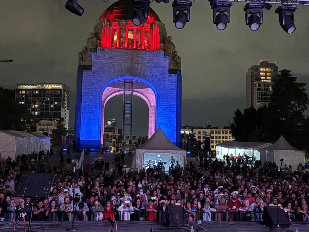 🇨🇺🇲🇽 solidaridad con Cuba en México anoche frente al Monumento a la Revolución
#CubaNoEstáSola 
<a href="/inmunoe/">@Inmuno_ENCB</a>