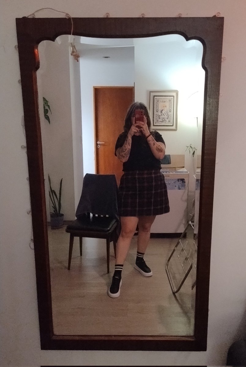 Ayer tuve un cumpleaños donde me reencontré con mis bullies de la infancia y fui con mis mejores ropajes (la falda que le compré a <a href="/spoopysofi/">Sofía🍂</a> que es como el trajecito Chanel de Marge)