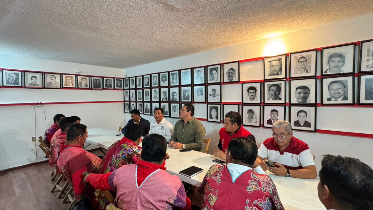 Hoy en Zinacantán sostuvimos una reunión de trabajo con nuestros comités del municipio.

Me dio mucho gusto contar con el acompañamiento de mi amigo Dip. Domingo Velázquez, con quien comparto la convicción de que a los pueblos originarios se les escucha y se les respeta.