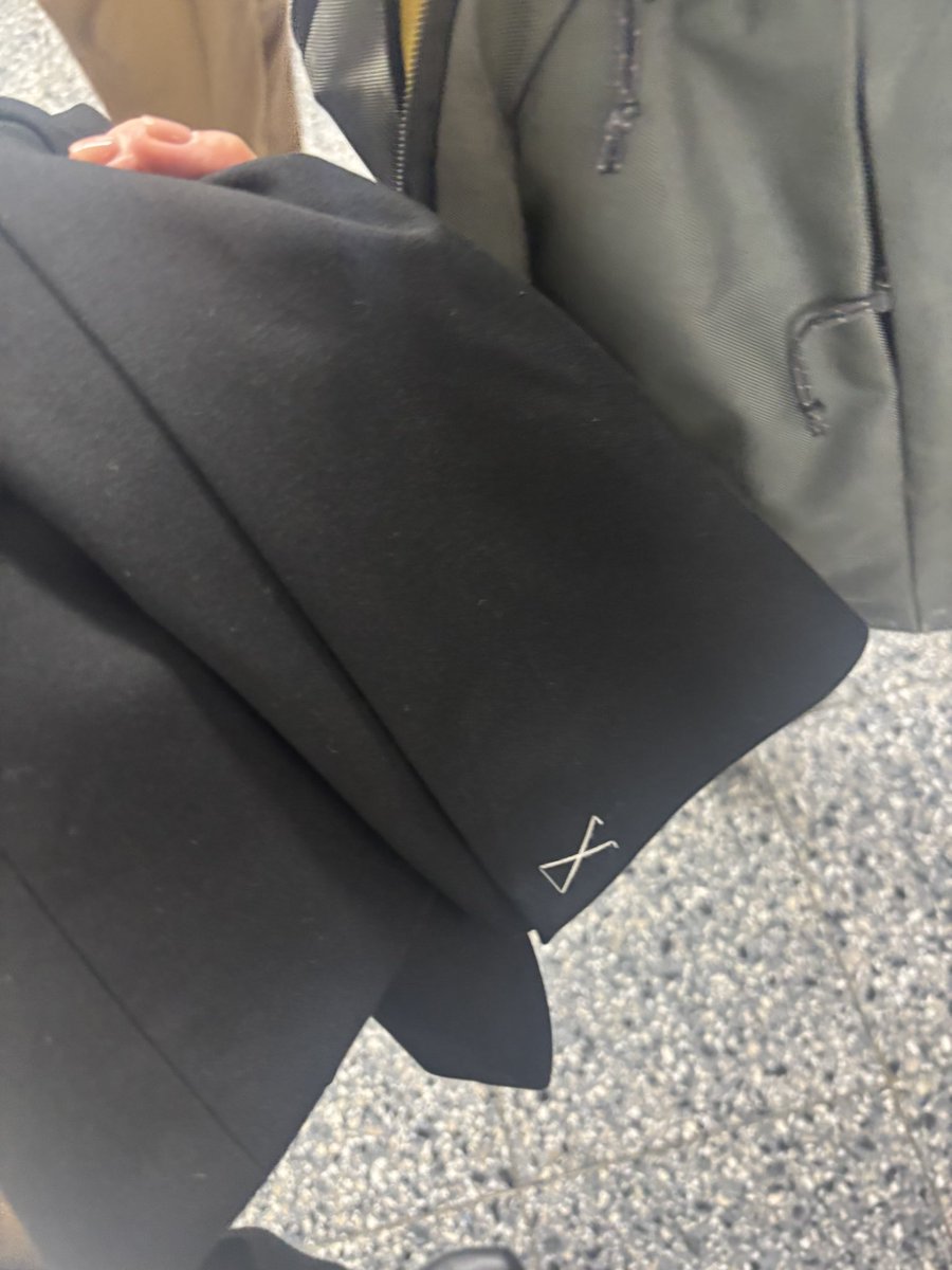 nvmnabe's tweet photo. 昨日買ったジャケット着て歩いてたら、後ろから女の人に声かけられて、しつけ糸ついたままだからお手洗いで取ったほうがいいかも、、！って言われた
あまりにも新卒一年目すぎて恥ずかしい、そして教えてくれた女性に大感謝 https://t.co/rUI2FheUh4