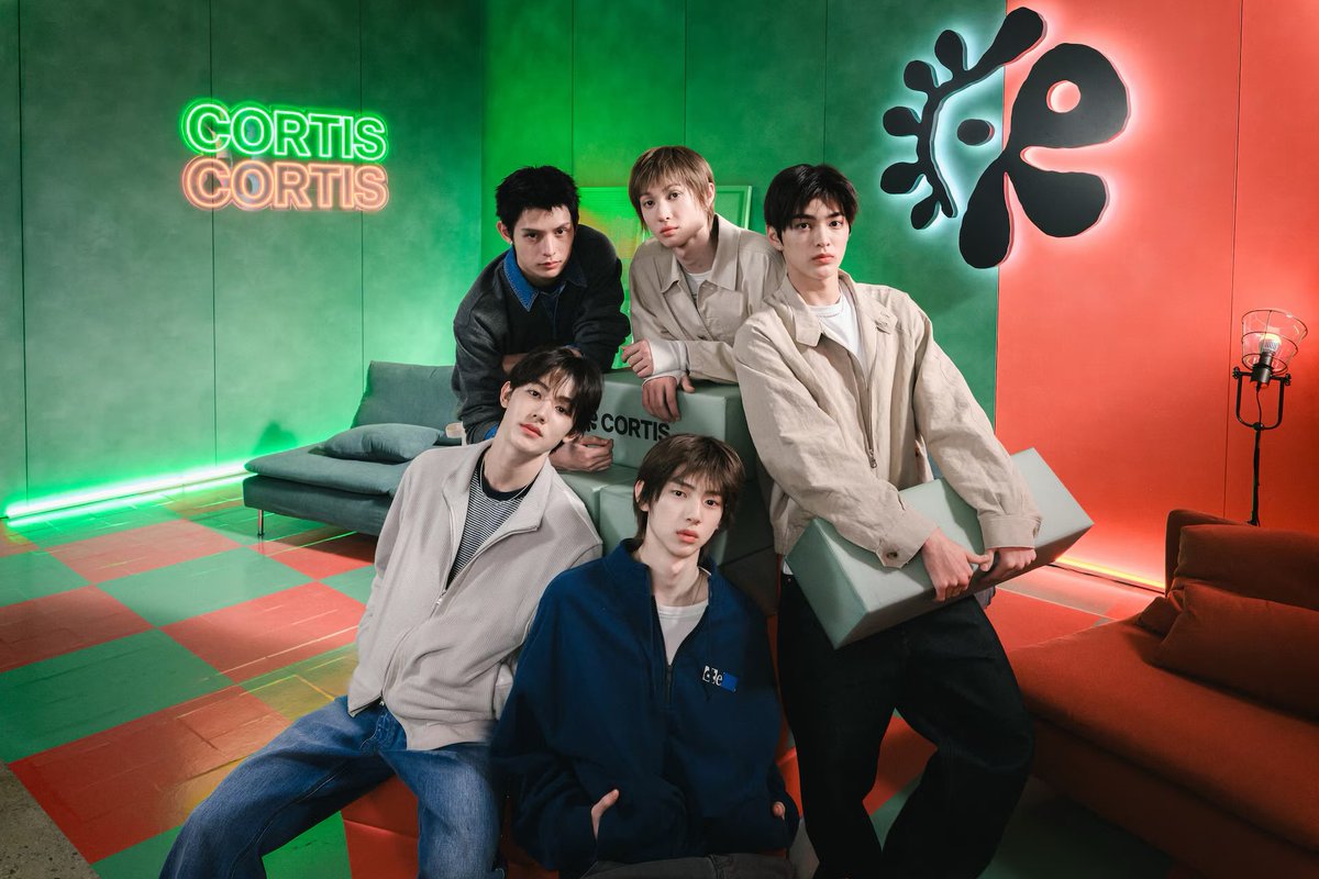 CORTISBRASIL's tweet image. #INFO | ELES SÃO SURREAIS! CORTIS apresentou um espaço exclusivo inspirado em “Green vs Red”, conceito central do “GREENGREEN”, em colaboração com a Airbnb.

O projeto é uma experiência interativa completa, onde o público poderá:
— Descobrir seu lado “Green” ou “Red”
— Resolver