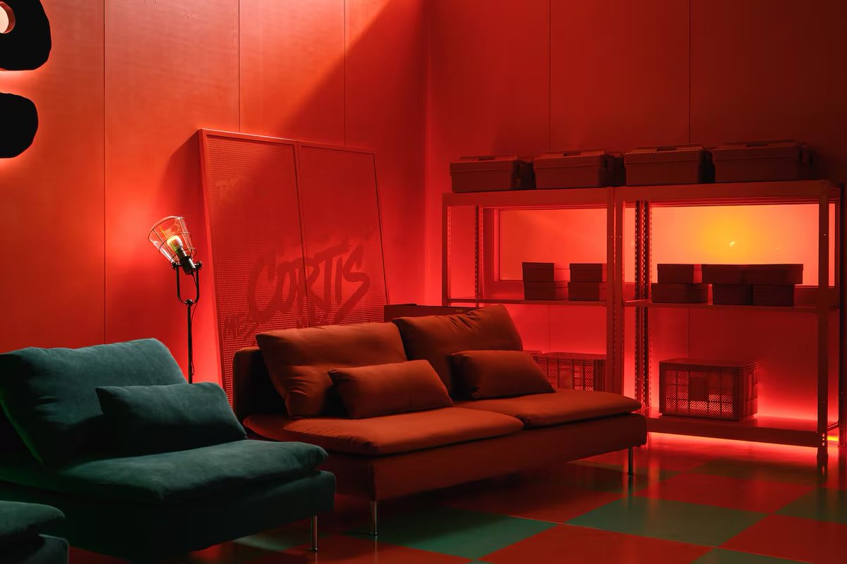 CORTISBRASIL's tweet image. #INFO | ELES SÃO SURREAIS! CORTIS apresentou um espaço exclusivo inspirado em “Green vs Red”, conceito central do “GREENGREEN”, em colaboração com a Airbnb.

O projeto é uma experiência interativa completa, onde o público poderá:
— Descobrir seu lado “Green” ou “Red”
— Resolver