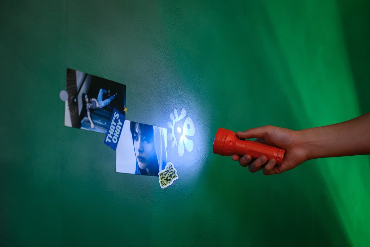 CORTISBRASIL's tweet image. #INFO | ELES SÃO SURREAIS! CORTIS apresentou um espaço exclusivo inspirado em “Green vs Red”, conceito central do “GREENGREEN”, em colaboração com a Airbnb.

O projeto é uma experiência interativa completa, onde o público poderá:
— Descobrir seu lado “Green” ou “Red”
— Resolver