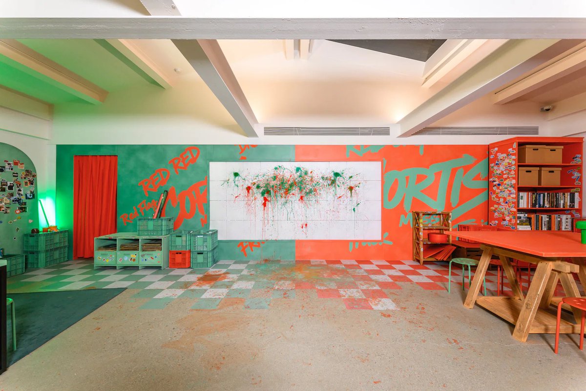 CORTISBRASIL's tweet image. #INFO | ELES SÃO SURREAIS! CORTIS apresentou um espaço exclusivo inspirado em “Green vs Red”, conceito central do “GREENGREEN”, em colaboração com a Airbnb.

O projeto é uma experiência interativa completa, onde o público poderá:
— Descobrir seu lado “Green” ou “Red”
— Resolver