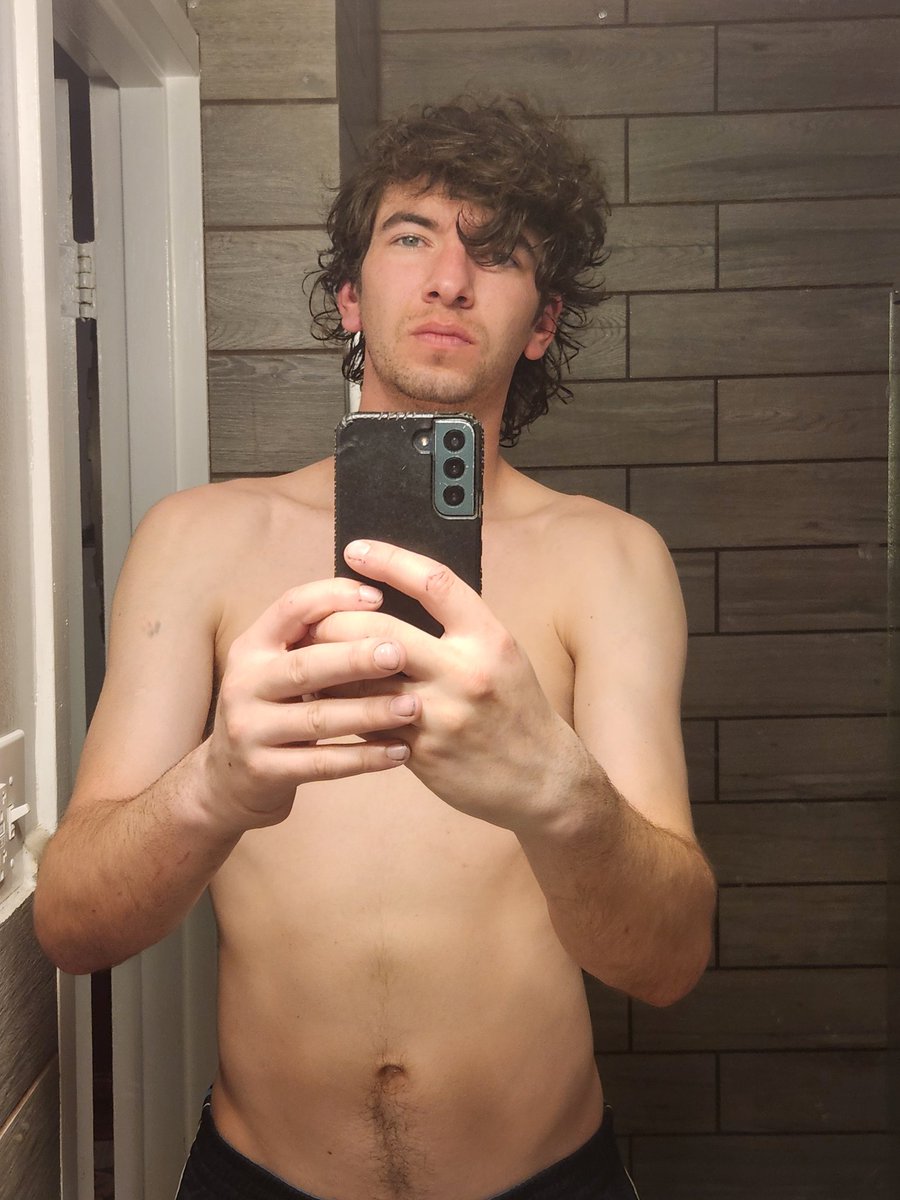 lue_dan's tweet photo. So crazy how much I've physically changed in 7 years lol thank God I'm finally starting to fill out lmao https://t.co/lwSd9TQSUT