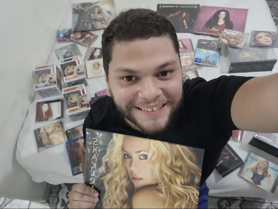 dndeoliveira's tweet photo. @voude99 Em 2018 eu peguei um avião pra SP só pra realizar meu sonho de ver a @shakira ao vivo pela primeira vez. Dia 02 eu @voude99 🛵! Me dá um vip, @voude99 @PortalShakira 🥹💛
#TodoMundoNoRioPede99 https://t.co/2W1Xj8tr9t