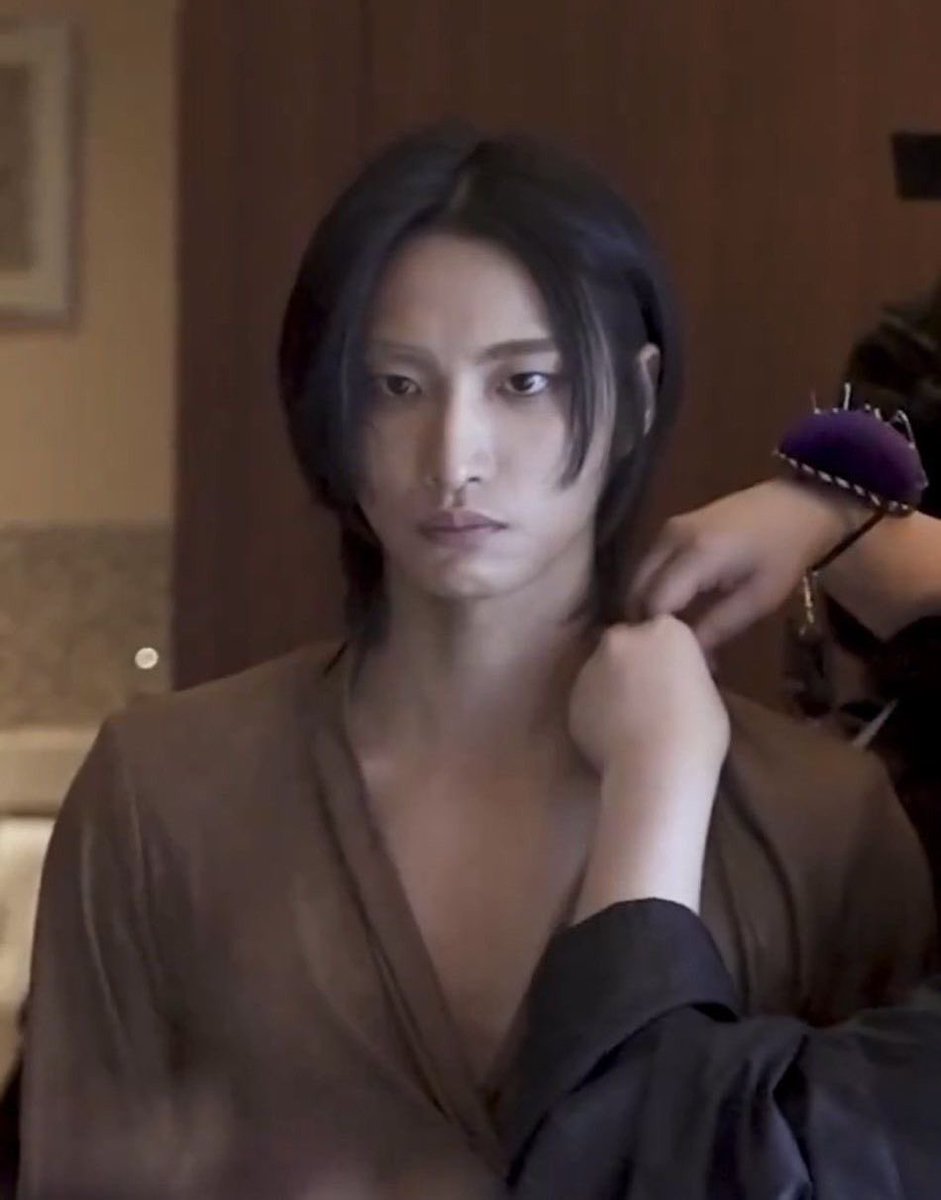 ไปบอกคุณนายว่าผมรอได้ ไม่ได้รีบร้อนอะไร คืนนี้เธอคงอยากสวยที่สุด