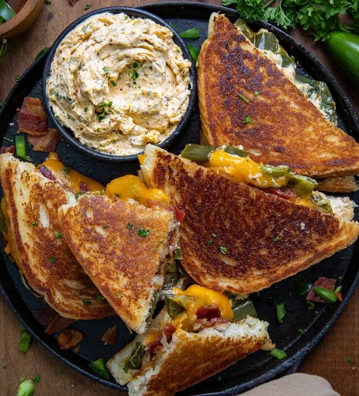 starvingsnails's tweet image. food poll⋆.𐙚 ̊
grilled cheese⋆.˚
cals don’t count⋆˙⟡
🏷️: #edtwt #foodpoll #thisorthat #interactive #distraction