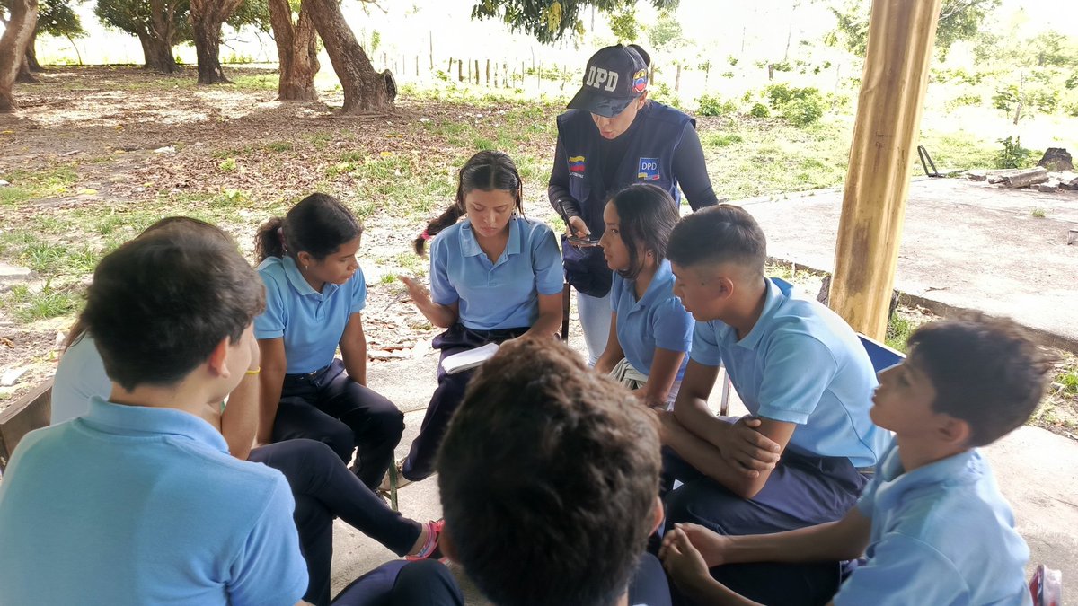 DPDBarinas's tweet photo. ¡Barinas se blinda desde las aulas! 🛡️
En la parroquia Domingo Ortiz de Páez, la DPD y el Frente Preventivo despliegan el Plan “Mi Liceo, Mi Zona Segura”. Junto al Gobierno Nacional, Regional y Municipal, llevamos prevención y valores a nuestra juventud. 🇻🇪
#MiLiceoMiZonaSegura https://t.co/jQYM3ahGfx