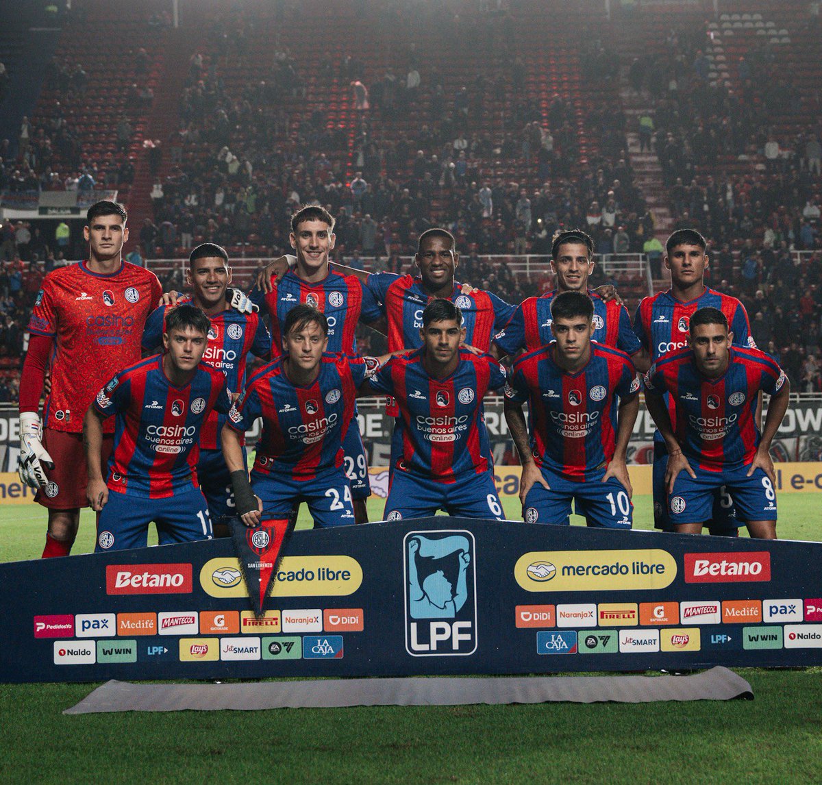 Román tweet media