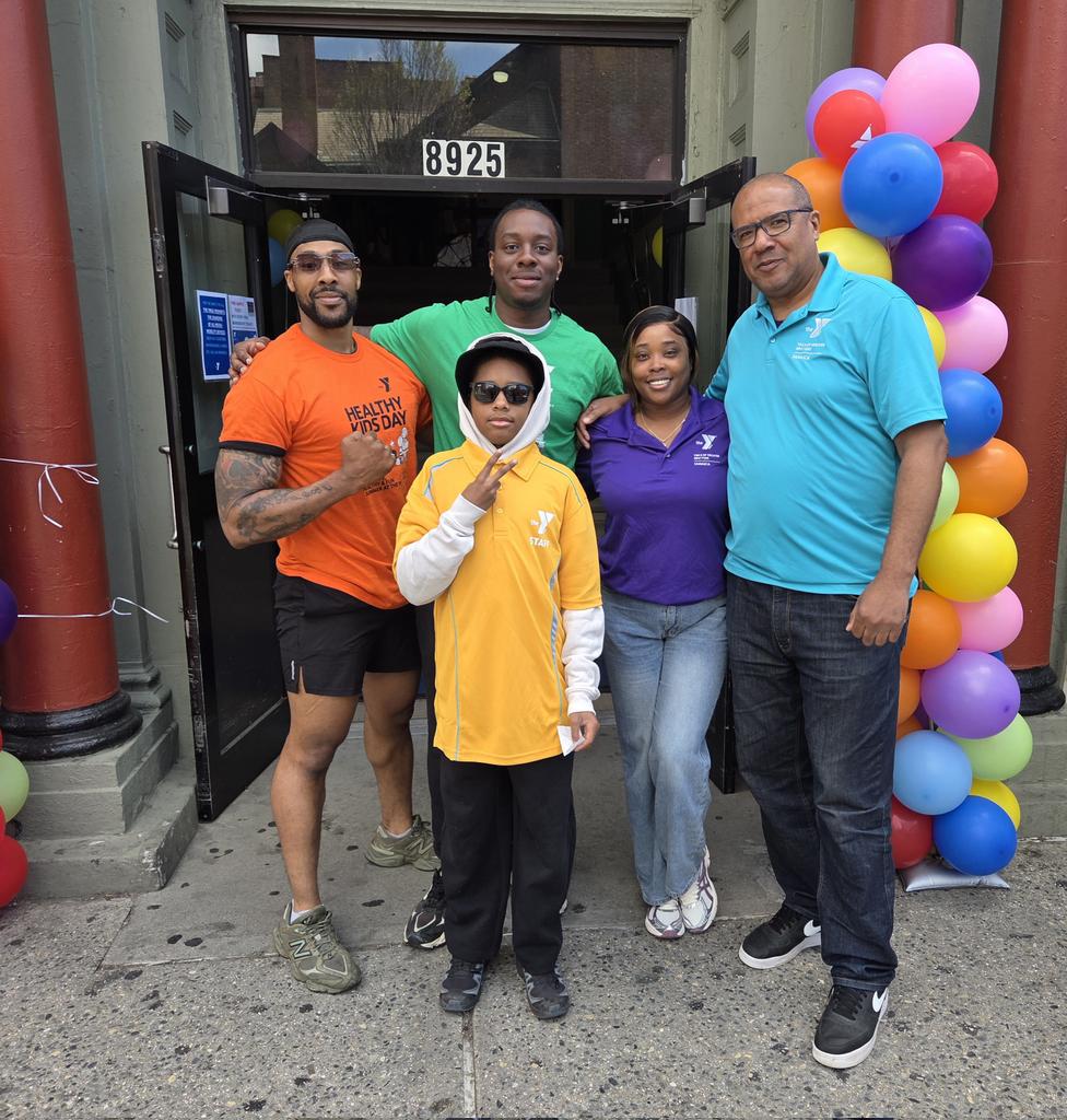 Nyctmp's tweet image. Big Thanks to my @jamaica_ymca fam who came outside to help us keep Parsons Blvd rocking at their annual Healthy Kids Day Event.  Nothing like having lots of fun at work while still getting the job done.  #Salute

#YMCA #NYC #HealthyKidsDay #TMP