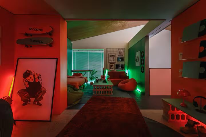 CORTISBRASIL's tweet image. #INFO | HOSPEDAGEM? TEMOS! CORTIS anunciou, em parceria com a Airbnb, uma hospedagem inspirada no conceito “Green vs Red”, conectado ao “GREENGREEN”.

O espaço é uma experiência imersiva, onde os fãs podem viver dentro do conceito de “REDRED”, com atividades interativas,