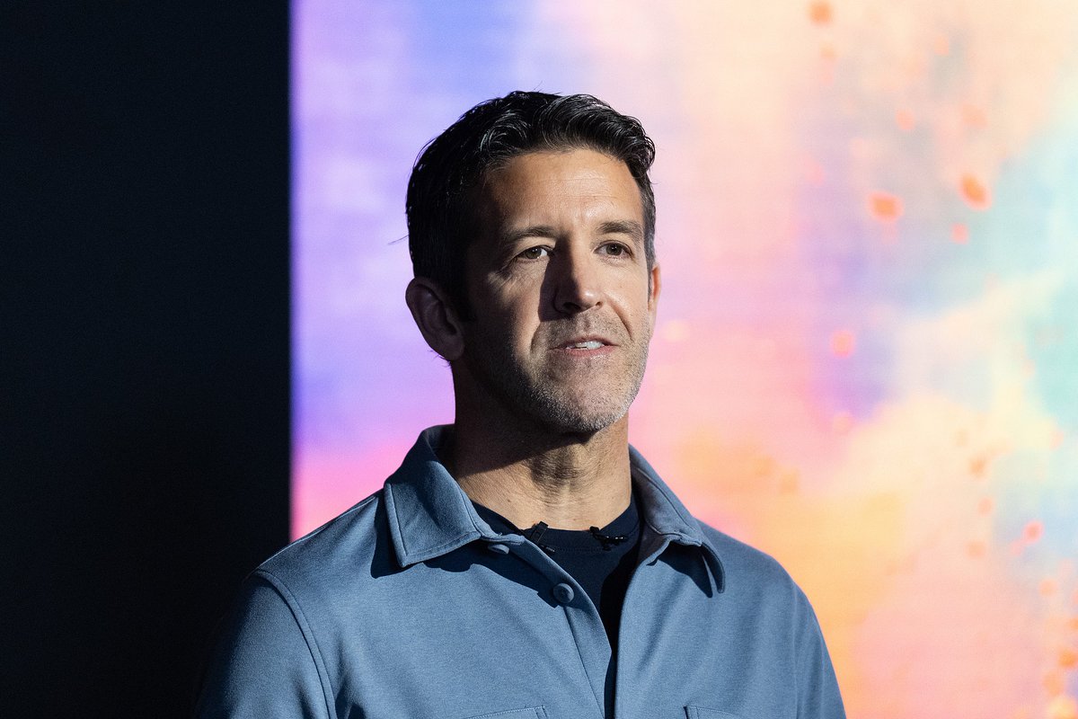 CGTNOfficial's tweet image. #Apple announced on Monday that John Ternus, senior vice president of Hardware Engineering, will be the company's next CEO from September 1, as Tim Cook transitions to executive chairman of the board of directors.

Cook will remain CEO through the summer, working with Ternus to