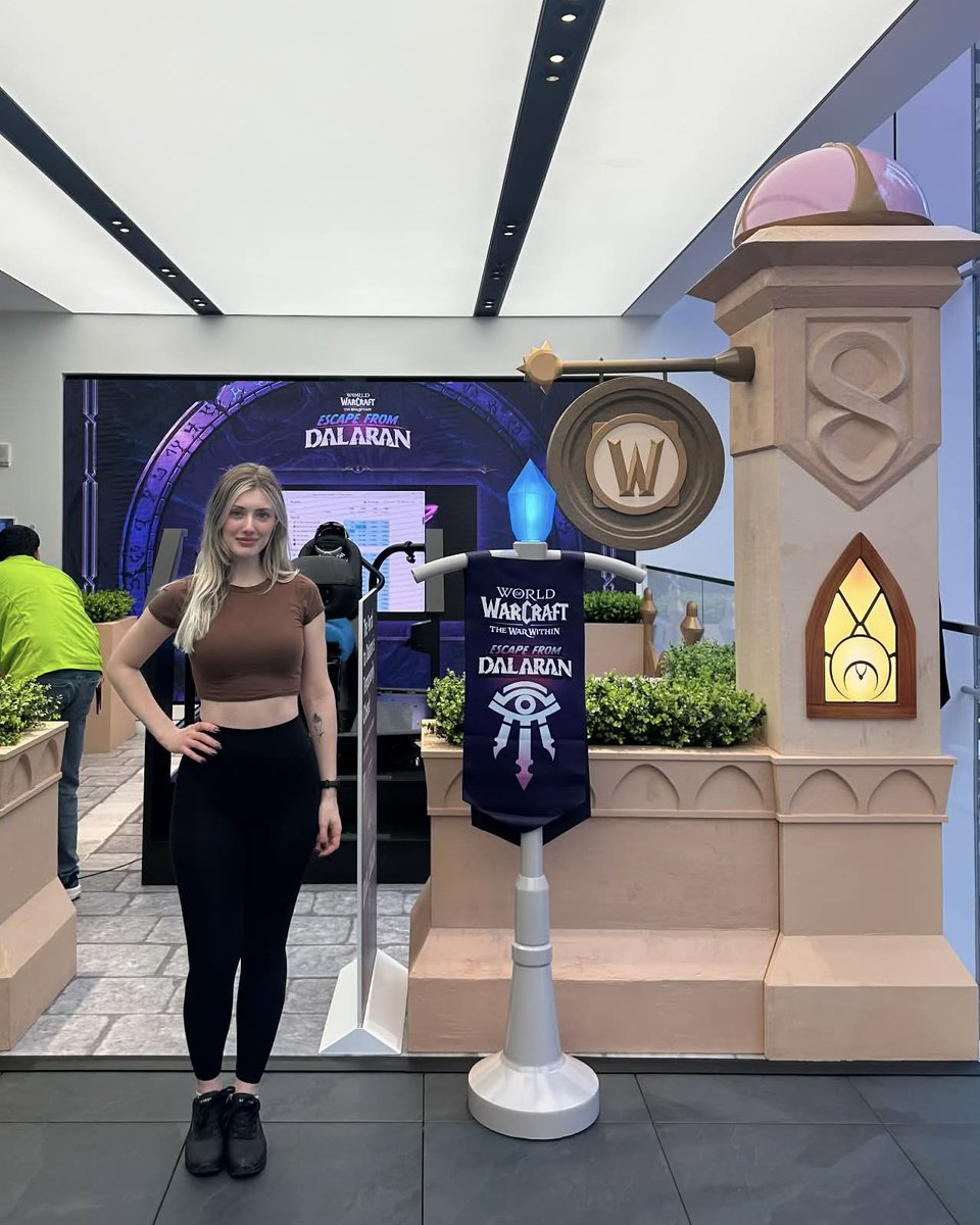 tsarina_cosplay's tweet image. Litterally the first place we went after exiting the metro in NYC -Microsoft store. I saw the Warcraft logos from the outside and sprinted right away lol. Had a chance to experience the coolest thing ever- defend Dalaran while flying a mount in VR
#warcraft #microsoft