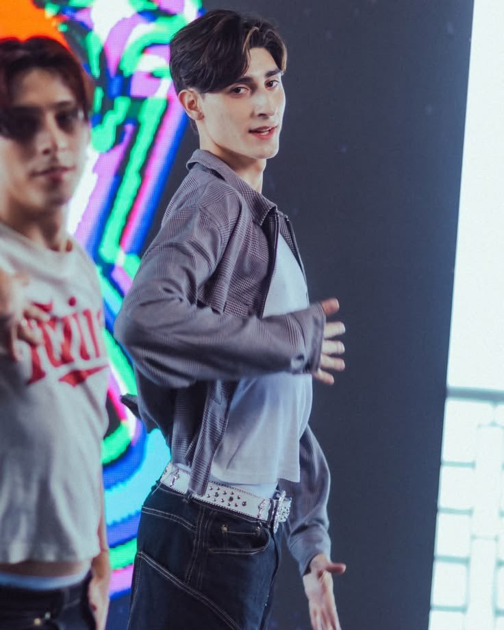 Q_ARE PICS tweet media