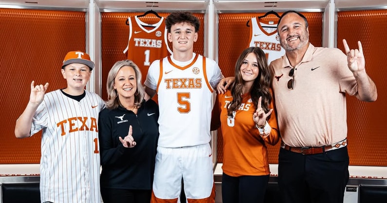 ontexasfootball's tweet photo. Longhorns basketball signee Bo Ogden earned Mr. Basketball in Texas on Monday! 

Like father, like son? 

#HookEm GM Chris Ogden also earned the same honor in 1999

https://t.co/29YYsSohEz https://t.co/Cqaj4FEtSu