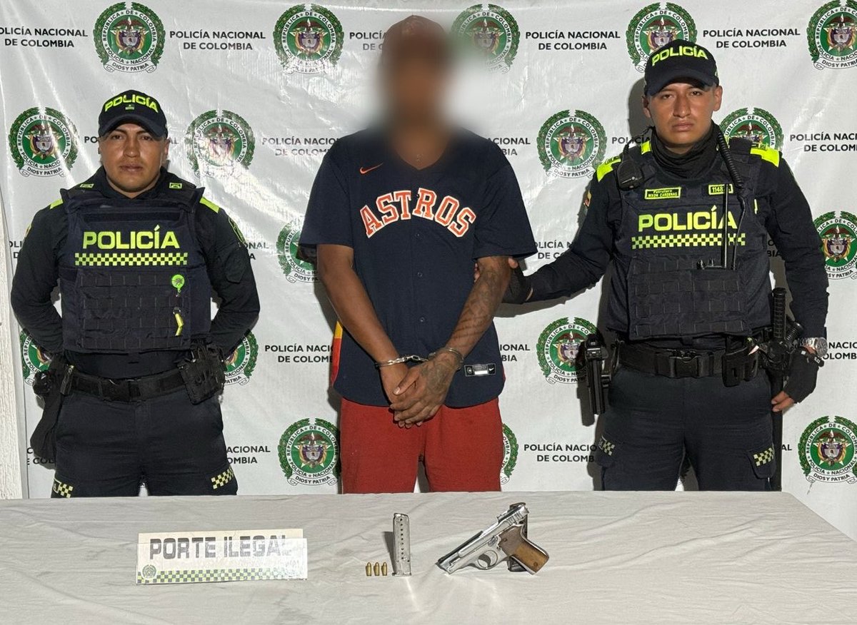 PoliciaCali's tweet photo. 🔺 #ClickPolicial |  Capturado en #LosMangos, por el delito de fabricación, tráfico y porte de armas de fuego. #UnidosPorLaSeguridad @SeguridadCali https://t.co/do6wFw2vFA