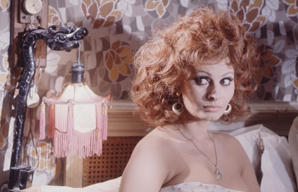 KeysSteven's tweet image. "Sex Worker?"
You make it
sound like she
flips burgers,
in her panties
#sophialoren

Illegal, risky,
but prostitute is
Filu's profession,
exacting the most
personal sacrifice

In your zeal to be
correct @tcm, you
take away her one
valuable, her TITLE
#beauty #tcmparty