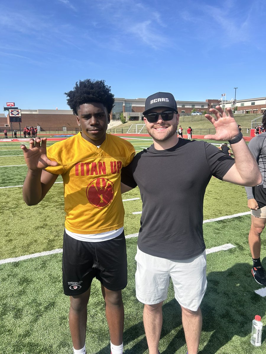 KingstonB_2028's tweet image. Appreciate @CoachWalk731 for stopping by @JvilleTitanFB1 practice today @UCA_Football. See you soon. #GoBears #Working #TitanUp