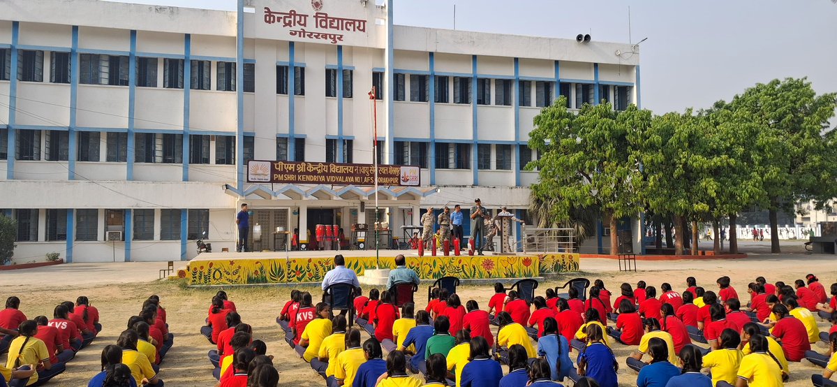 वायुसेना स्थल की अग्निशमन टीम द्वारा छात्रों ने अग्निशमन के गुर सीखे और उनके बीच आग बुझाने वाला रोबोट आकर्षण का बिन्दु रहा।