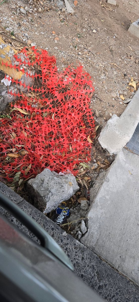 Bernardo_SS7's tweet photo. Buenas tardes, dejaron inconclusa la obra, sin pavimentar todo y ya se golpeo un carro con las rocas que dejaron tiradas @GuadalajaraGob @JaliscoVial @Trafico_ZMG  en el cruce de Avenida Arboledas y calle Satelite, antes de Mariano Otero https://t.co/cz7iO5rkch