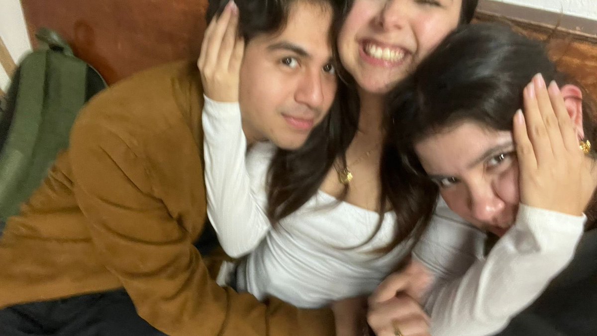 Uno en el día la otra en la noche y así🥰🤞