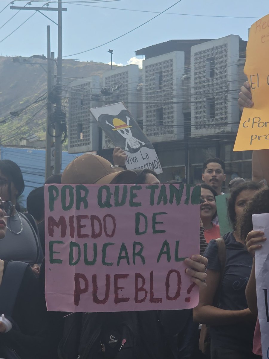 Luchemos_HN's tweet photo. Educación primero para la hija/o de la obrera. 

El recorte del congreso de la Racha a la UNAH es la receta de la derecha en toda la región, asfixiar lo público para convertir la educación en negocio.

Frente a eso, la juventud consciente se organiza, se planta y defiende la universidad como su derecho. Defender la educación pública es defender el futuro del pueblo.

La lucha sigue en pie. ✊🏻