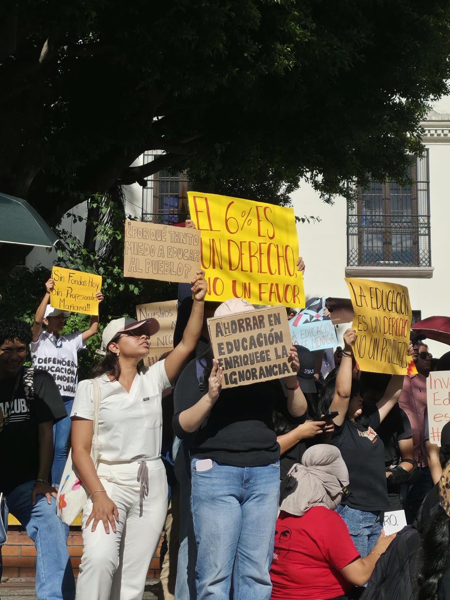 Luchemos_HN's tweet photo. Educación primero para la hija/o de la obrera. 

El recorte del congreso de la Racha a la UNAH es la receta de la derecha en toda la región, asfixiar lo público para convertir la educación en negocio.

Frente a eso, la juventud consciente se organiza, se planta y defiende la universidad como su derecho. Defender la educación pública es defender el futuro del pueblo.

La lucha sigue en pie. ✊🏻