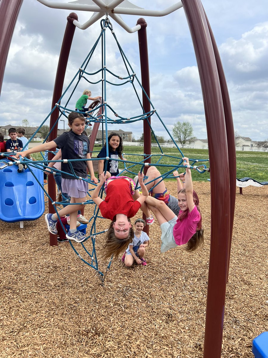 SCE_Meyer's tweet image. Hanging out at recess! #SCE