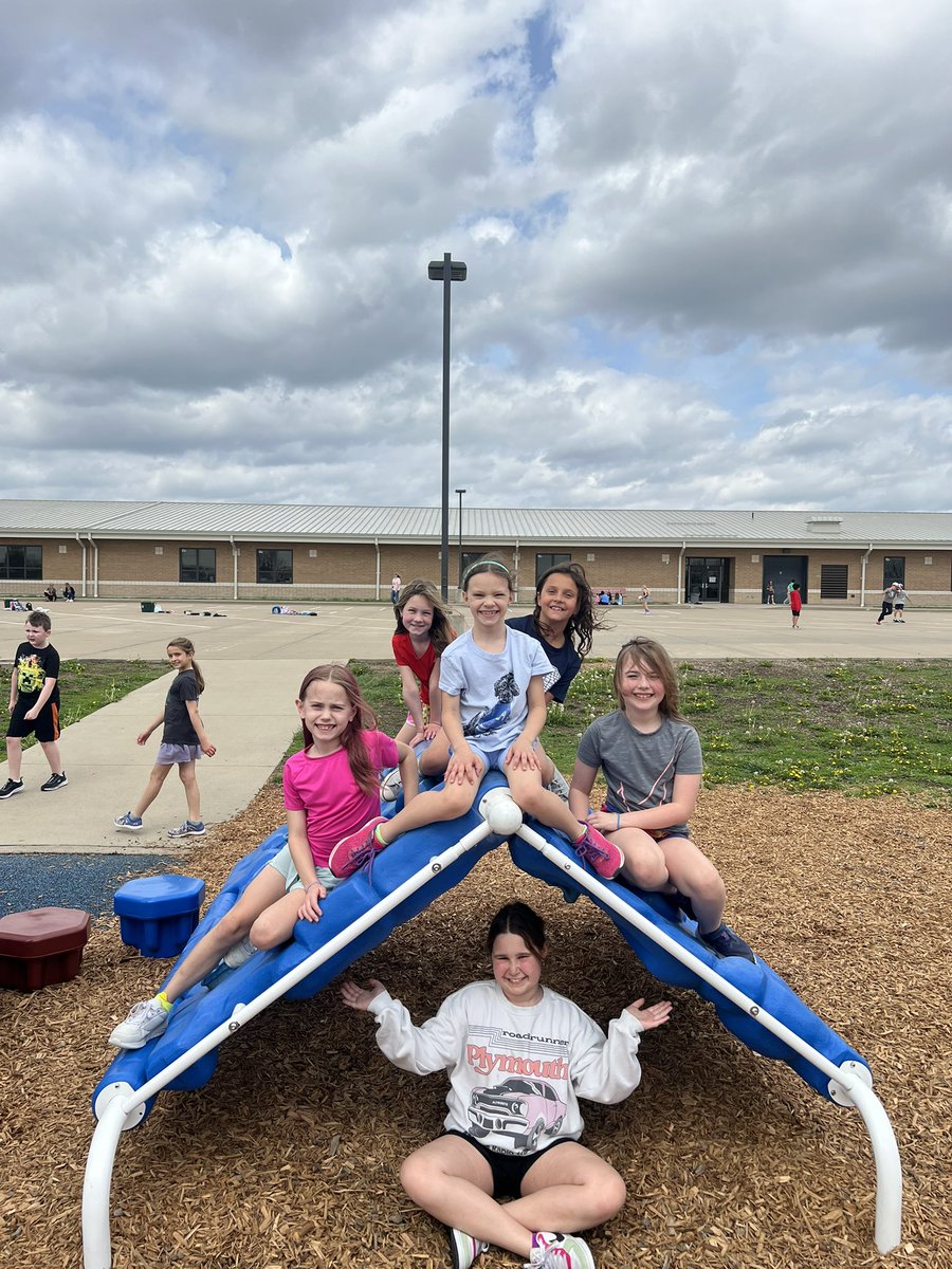 SCE_Meyer's tweet image. Hanging out at recess! #SCE