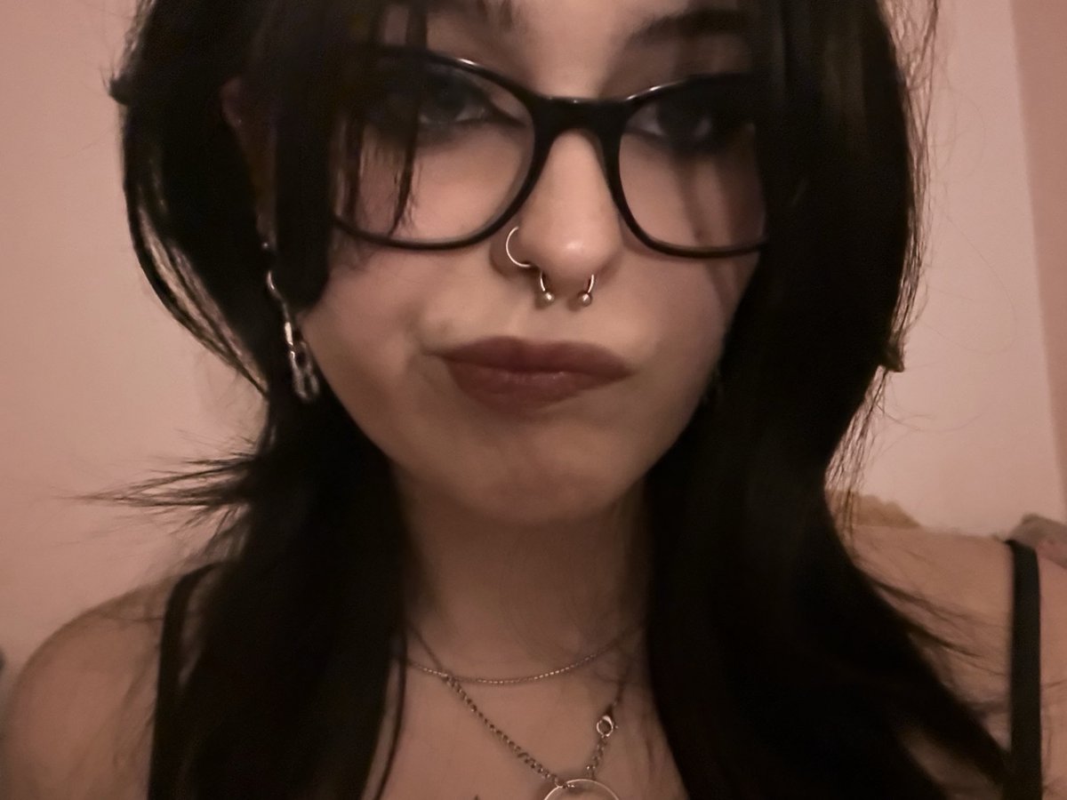 buriedivine's tweet image. #promotwt ⊹ #moothunt ⊹ #bpdtwt 
✮ lee • 22 • she/her • not new 
✮ writing (poetry)
✮ love everything that topics psychology, shows, (dark) aesthetics, tatts/ piercings, music (heavy on metal &amp;amp; rock) and more! 
✮mdni!! pls and thank you :)