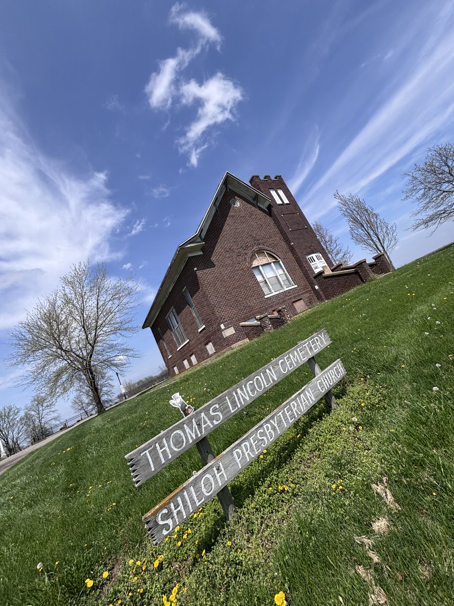 FlatLincoln's tweet photo. A year ago today I started my new adventure. First I stopped in Lerna, IL and paid my respects. https://t.co/jT2nzFlNv3
