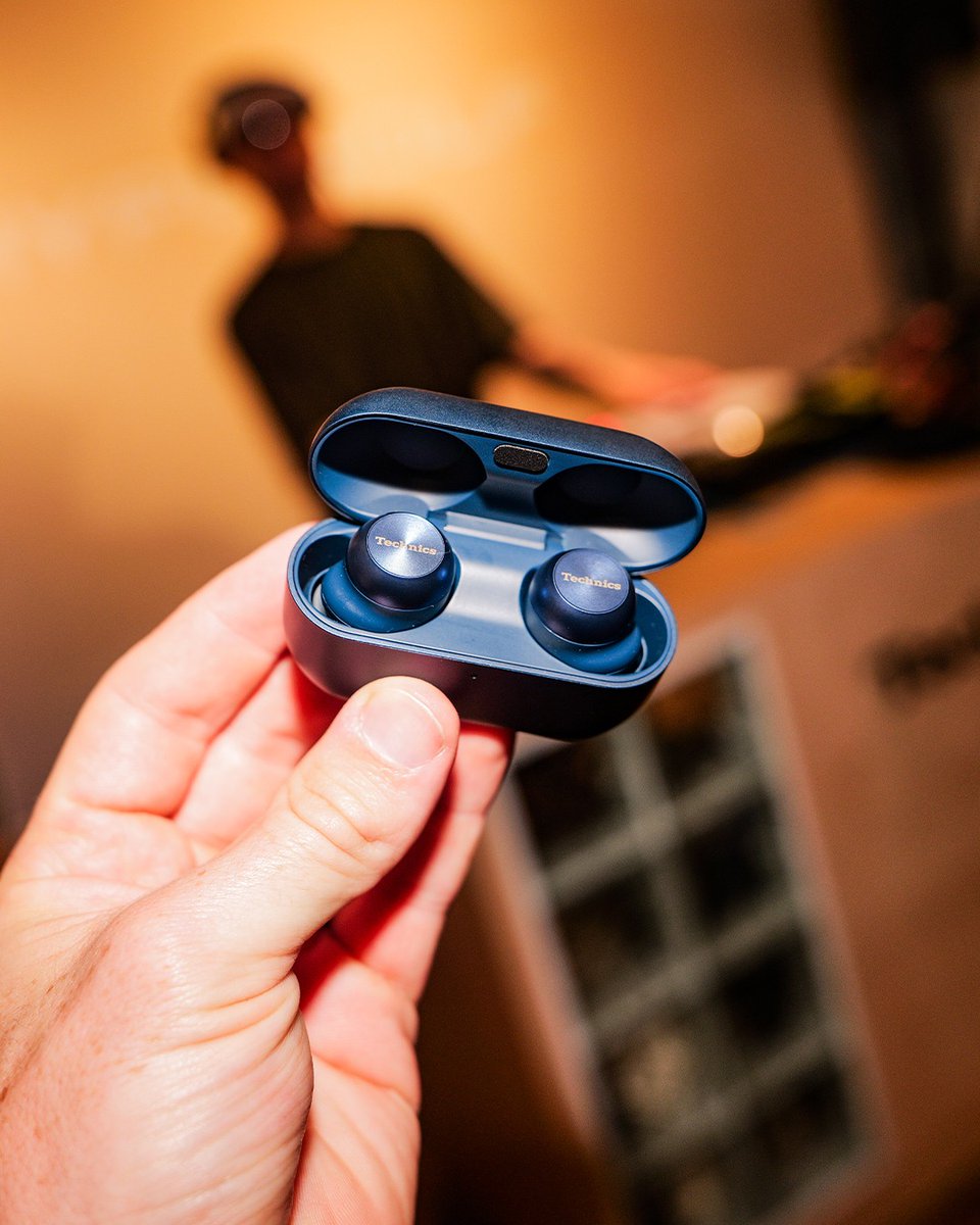 technics's tweet image. Feel the groove wherever you go.
Even on a casual walk around the neighbourhood, AZ100 puts you in the front row of a live performance with superb noise cancelling.

#Technics #RediscoverMusic #TrueWirelessEarbuds #AZ100 #MidnightBlue