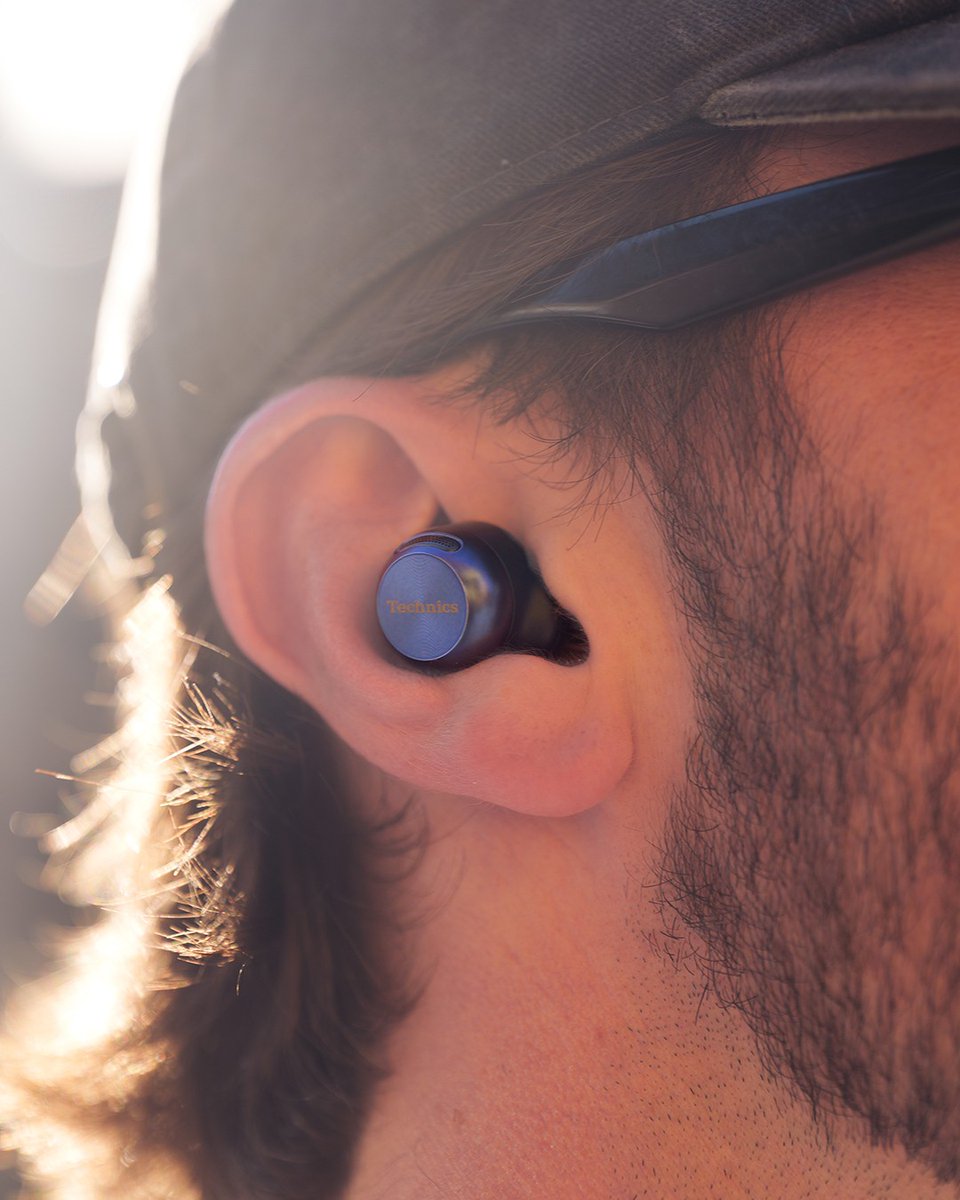 technics's tweet image. Feel the groove wherever you go.
Even on a casual walk around the neighbourhood, AZ100 puts you in the front row of a live performance with superb noise cancelling.

#Technics #RediscoverMusic #TrueWirelessEarbuds #AZ100 #MidnightBlue