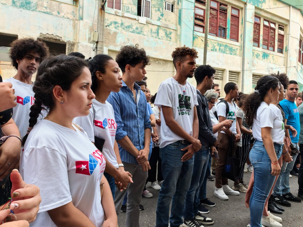 A 69 años de la Masacre de Humboldt 7, la juventud cubana los honra con la certeza de que su sangre no fue en vano. Así se patentizó en el acto con motivo de la fecha. 

¡Gloria eterna a los mártires de Humboldt 7! 🇨🇺✊

#FEUdeCuba #SiempreJoven