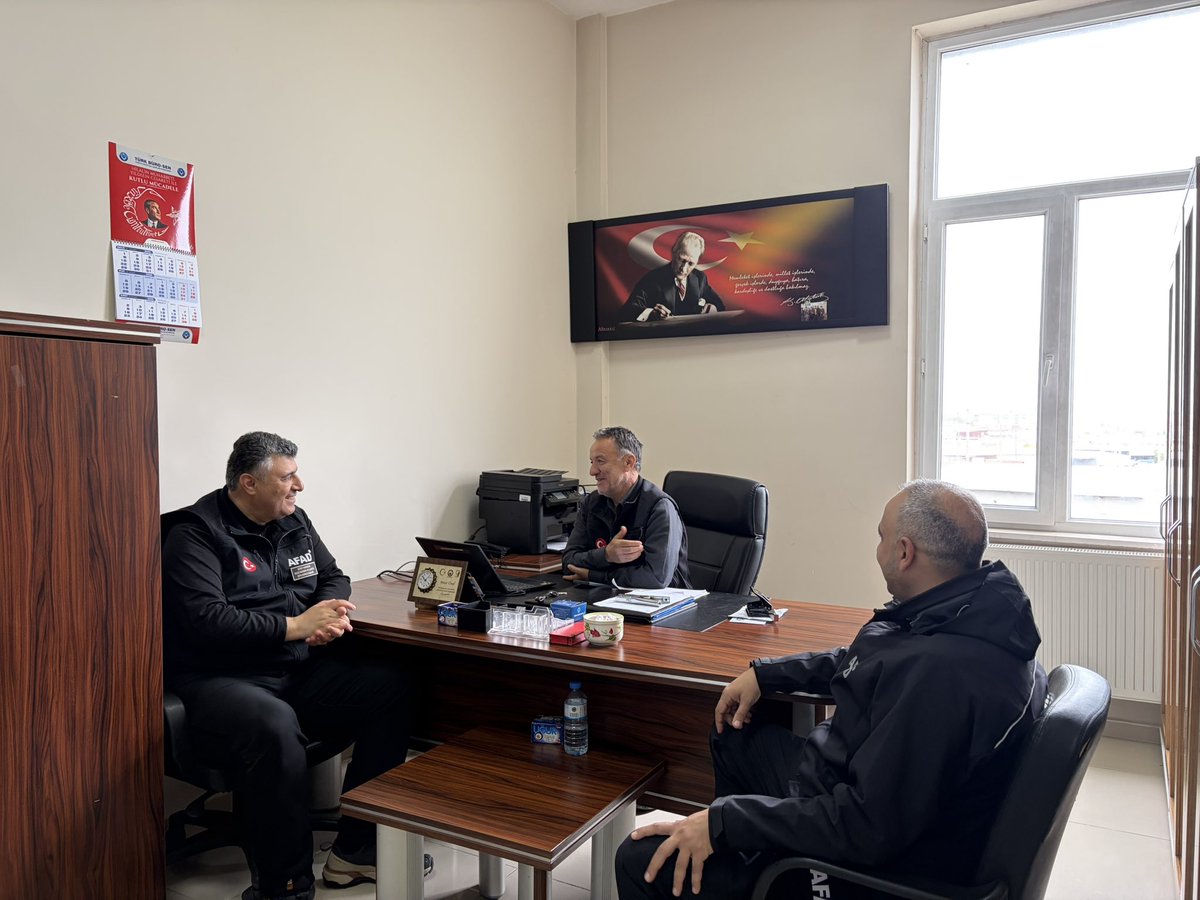 AFADIgdir's tweet photo. Geçici Barınma ve Lojistik Depo Yönetimi Daire Başkanı Güray KARAKAYA İl Müdürlüğümüze ziyaret gerçekleştirdi.
Nazik ziyaretlerinden dolayı kendilerine teşekkür ederiz. https://t.co/RVZjuPblkN