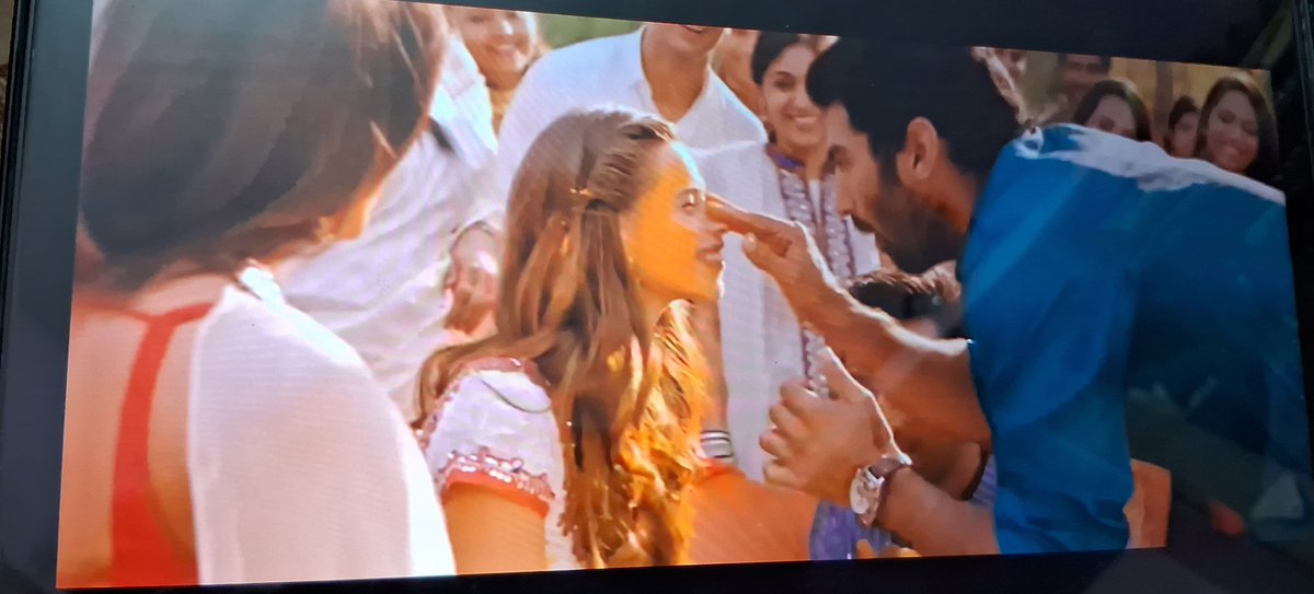 ayamatmabrahma_'s tweet image. Aditi letting go of Adi and moving on,  knowing he would never love her back the way she wanted, was a major lesson for millennials: life goes on. #yaijawanihaideewani #adi #bunny #Aditi #naina