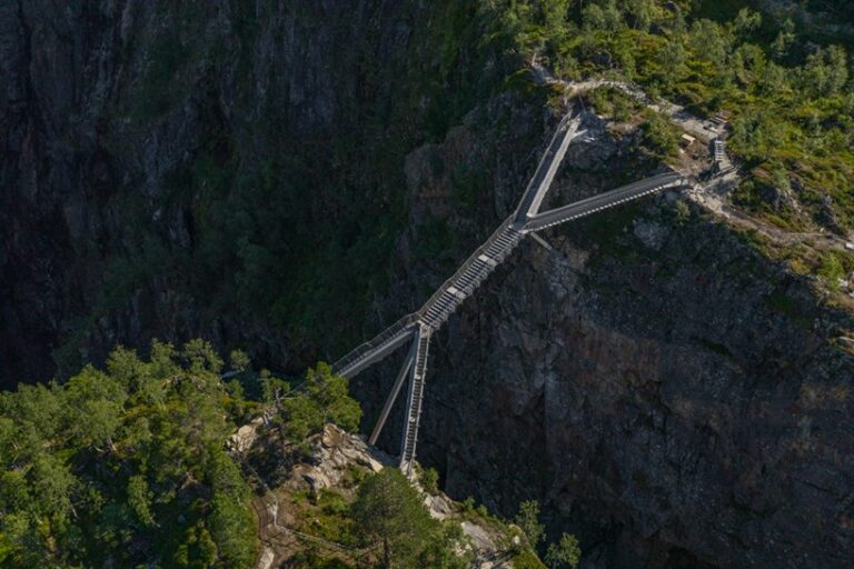 Rincevent_'s tweet image. 🌊🌉 En Norvège, la cascade de Vøringsfossen impressionnait déjà avec ses 182 mètres de chute Mais elle se découvre désormais aussi par une passerelle-escalier de 99 marches suspendue au-dessus du canyon
➡️ Lien en commentaire

#Norvege #Voringsfossen #Cascade #voyage #2tout2rien