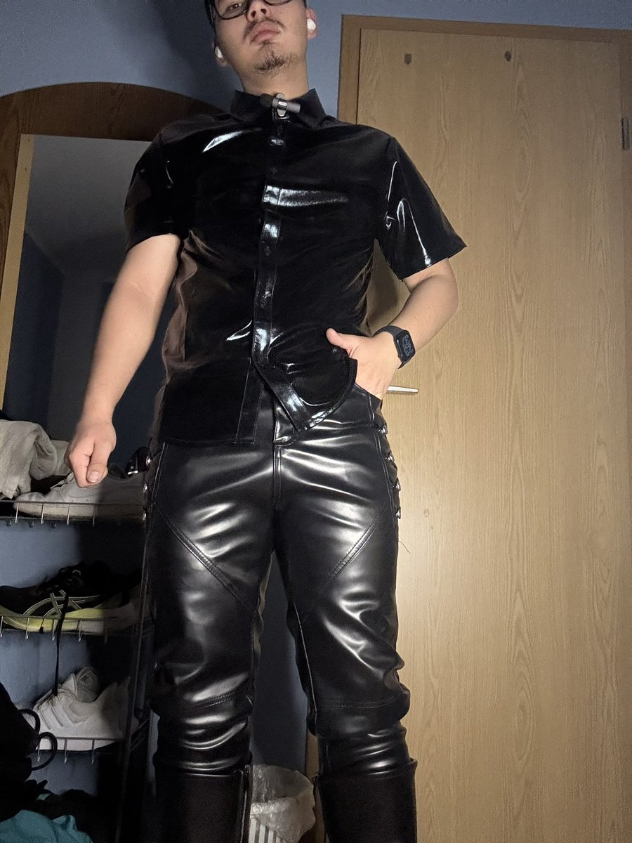 herrthai's tweet image. Bilder in komplett Leder oder 
Bilder in Lack und Sneakers?😌😝

Hmmmmmm

#findom #lack #leather #master