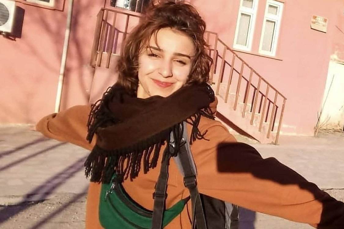 Profesorfacia's tweet photo. Gülistan Doku’nun yakın arkadaşı Rojvelat Kızmaz

📌Rojvelat Kızmaz 9 Şubat 2024 tarihinde Batman’daki evinden ayrıldı. Polis aramadı, kameralara bakmadı. 3 gün sonra cesedini ailesi buldu.

📌Otopsi doktoru, “Rojvelat evden ayrıldıktan 2 gün sonra öldü. Yani kayıp olduğu ilk iki gün hayattaydı” dedi.

📌Jandarma kulübesi ve müze binasının olduğu bölgede 2 gün hayatta kalan Rojvelat’ı kimse fark etmedi. Dosyada tek bir kamera kaydı yok.

📌Polisler hakkında ‘kovuşturmaya yer yok’ kararı verildi. Telefonu ve kamera kayıtları aileye verilmedi.

@evrenselgzt