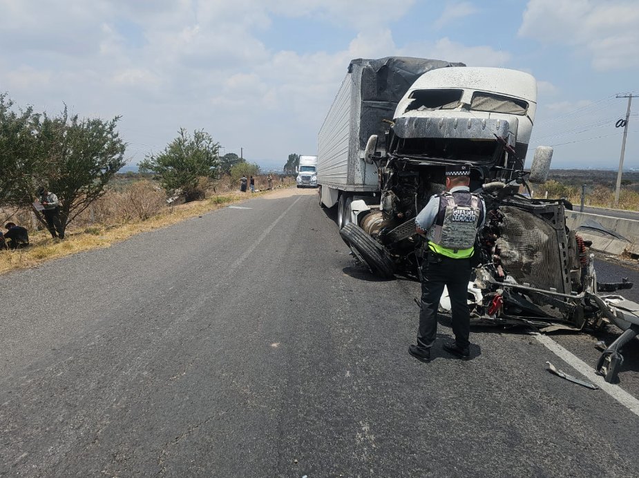 GN_Carreteras's tweet image. #TomePrecaución en #Jalisco se registra cierre parcial de circulación tras #AccidenteVial cerca del km 019+200 de la carretera  León- Aguascalientes, Tramo León - Lagos de Moreno. Atienda Indicación Vial.