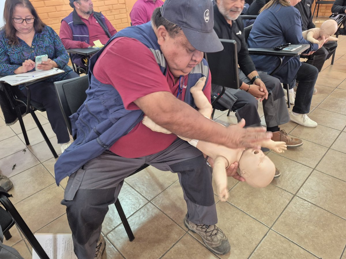 PudahuelGRD's tweet image. 🚑👏 Felicitamos a funcionarios del Depto. de Emergencias por su compromiso con la seguridad.
Capacitados en RCP, Heimlich y uso de DEA 💪, fortalecen su respuesta ante emergencias y ayudan a salvar vidas en la comunidad.
#GestiónDeRiesgos #RCP #Prevención #Emergencias #Seguridad