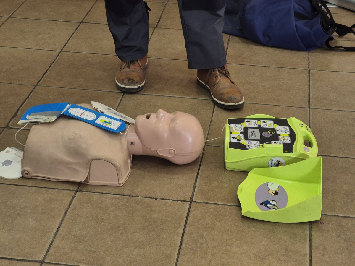 PudahuelGRD's tweet image. 🚑👏 Felicitamos a funcionarios del Depto. de Emergencias por su compromiso con la seguridad.
Capacitados en RCP, Heimlich y uso de DEA 💪, fortalecen su respuesta ante emergencias y ayudan a salvar vidas en la comunidad.
#GestiónDeRiesgos #RCP #Prevención #Emergencias #Seguridad