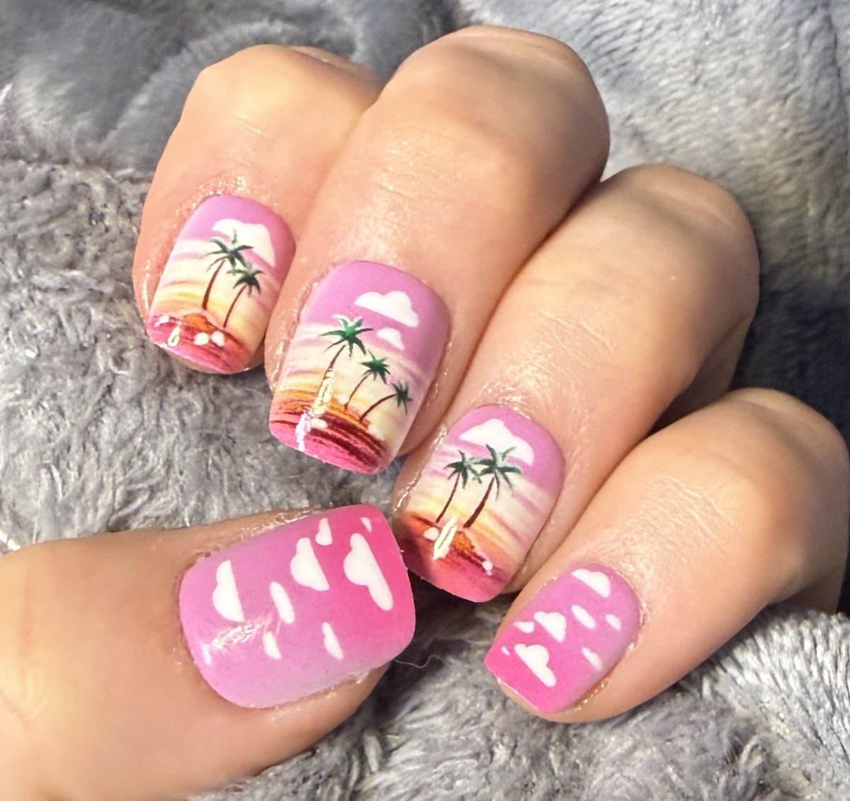 flutiefan's tweet image. hey #Dateline Fam! going to bed now but did my #datelineNails first! what do you think? reminds me of our warmer weather and Earth Day coming up this week. and i had no other plans bc my @nyknicks nails aren’t ready lol 
@DatelineNBCProd @DatelineNBC 

good night!