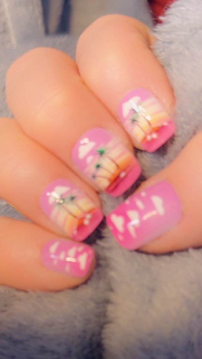 flutiefan's tweet image. hey #Dateline Fam! going to bed now but did my #datelineNails first! what do you think? reminds me of our warmer weather and Earth Day coming up this week. and i had no other plans bc my @nyknicks nails aren’t ready lol 
@DatelineNBCProd @DatelineNBC 

good night!