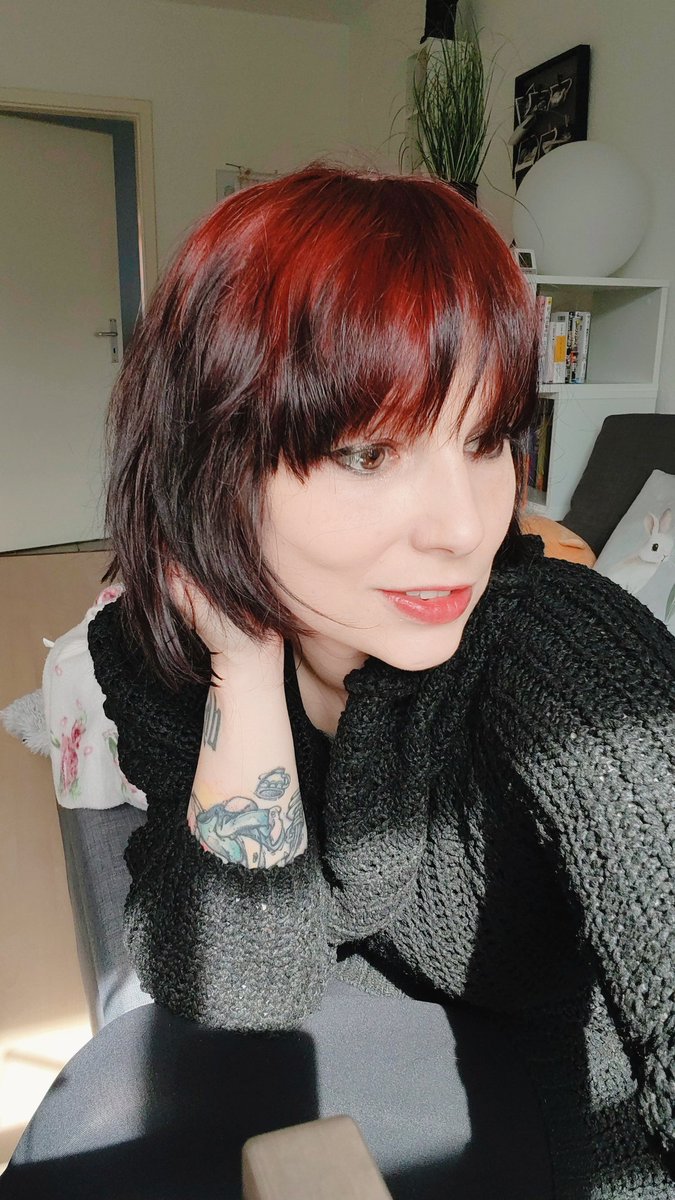 RitsukaYuu's tweet photo. この色は好きなんだけど、ちょっと失敗しちゃった😿
ブリーチする時間がなくて、そのまま赤く染めてみたんだけど、生え際だけ赤くなってて、毛先はまだ暗いまま（笑） https://t.co/8c6aNZwO8z