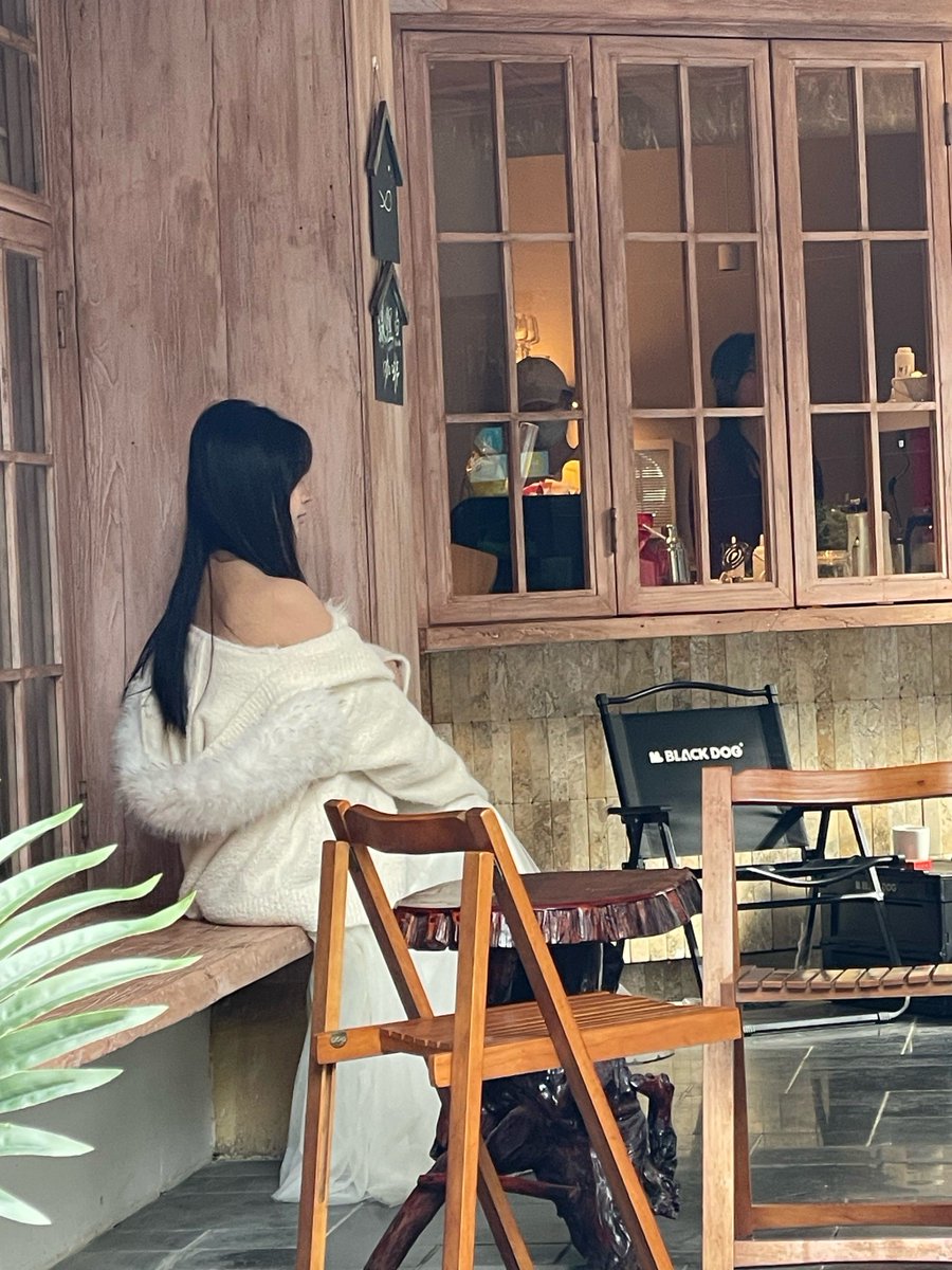 Adisson41153301's tweet image. "A stranger held the door for me today—small kindness, big warmth.  What’s your recent tiny happy surprise Share below! #KindnessMatters #SmallJoy"