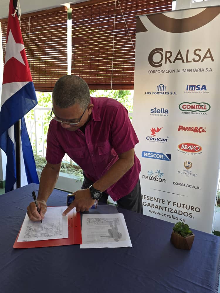 Los trabajadores de la Corporación Alimentaria S.A. ratificamos hoy con nuestras firmas, el compromiso con la paz y la defensa de nuestra soberanía al precio que sea necesario.

 #MiFirmaPorLaPatria