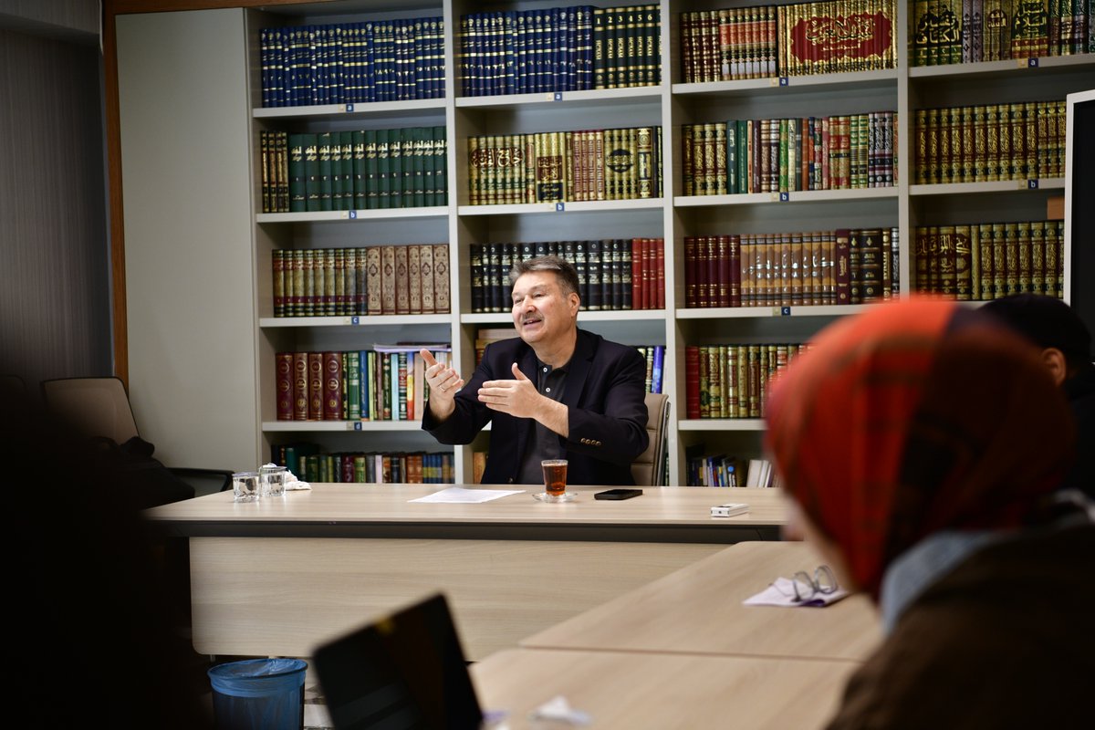 ideorgtr's tweet photo. İDE Akademi | Meselelere Felsefe ile Bakmak

Gayelilik ve Mekanizm Antinomisi
Prof. Dr. Celal Türer, bu haftaki dersinde insan doğasının ve varoluşun en temel gerilim hatlarından biri olan Gayelilik (Teleology) ve Mekanizm (Mechanism) antinomisini merkeze alarak, bu iki kavramın tarihsel süreçteki çatışmasını ve modern dünyadaki izdüşümlerini derinlemesine analiz etti. Hocamız, dersin başında beşerî zihnin dünyayı anlamlandırırken daima iki soru arasında gidip geldiğini vurguladı: “Niçin?” ve “Nasıl?”. “Niçin” sorusu bizi bir amaca, bir hikmete ve dolayısıyla metafizik bir zemine götürürken; “Nasıl” sorusu bizi işleyişe, sürece ve sebep-sonuç ilişkisine (Cause and Effect) yöneltir. Tarihsel perspektifte, yaklaşık 1700-1800 yıl boyunca “Niçin” sorusunun “Nasıl” sorusunu tahakküm altına aldığını, ancak 15. yüzyıldan itibaren mekanizmin yükselişiyle bu dengenin tam tersine döndüğünü ifade etti.

Dersin en özgün ve can alıcı noktalarından birini, hocamızın Ebû’l İzz El-Cezerî üzerinden kurduğu Sibernetik (Cybernetics) tartışması oluşturdu. Prof. Dr. Celal Türer, Cezerî’nin sadece basit makineler yapan bir mühendis değil, aslında canlı ve cansız arasındaki o keskin sınırı dehasıyla esneten bir düşünür olduğunu belirtti. Sibernetik, canlılardaki kontrol ve iletişim mekanizmalarının makinelere aktarılmasıyla ilgilenir. Hocamız, Cezerî’nin çalışmalarını “canlı ve cansızın bir gaye etrafında nasıl birlikte çalışabileceğini anlama çabası” olarak tanımladı. Günümüzün Cyborg ve Yapay Zekâ tartışmalarına atıfla; eğer bir makineye hafıza ve algoritmik çıkarım gücü (istidlal) yüklenebilse, içgüdü ve irade gibi canlılığı kuran temel unsurlar bu mekanizmaya dahil edilebilir mi meselesi, Cezerî’nin 12. yüzyıldaki otomat tasarımı felsefesini hatırlatmaktadır. Cezerî, canlılığın dışsal formunu ve işleyiş mantığını (fonksiyonelliğini) mekanize ederek, “makineye ne kadar hayat üflenebilir?” sorusunun ilk fiziksel deneylerini yapmıştır. Bu noktada Cezerî’nin makineleri, pozitif bilimlerin dünyayı cansız kabul eden indirgemeci yaklaşımına karşın, varlığın her zerresinin bir zikir ve gaye içinde olduğu görüşüne sahip kadim İslam metafiziğinin teknik birer tezahürü gibidir. Cezerî aslında canlılığın mekanik olarak taklit edilebileceğini kanıtlayarak, bugün cyborg dediğimiz “insan-makine” birleşiminin teknik ve felsefi zeminini hazırlamıştır.

Tarihsel süreçte bu antinomiyi derinleştiren filozofları ele alan Türer, meseleyi Aristoteles’e dayandırdı. Aristoteles, varoluşa bir teleoloji (gayelilik) getirmiş ve her varlığın kendi içinde bir ereğe doğru hareket ettiğini savunmuştur. Ancak modernite ile birlikte bu durum kökten sarsılmıştır. Francis Bacon ve René Descartes, bilimin gelişebilmesi için doğanın metafizik yüklerden yani gayelerden arındırılması gerektiğini savunmuşlardır. Özellikle Spinoza, evrendeki işleyişin bir üçgenin iç açılarının toplamı gibi zorunlu bir nedensellik içinde aktığını, buna dışarıdan bir gaye atfetmenin zihinsel bir yük olduğunu ifade etmiştir. Hocamız, bu noktada Charles Sanders Peirce’ın “Araştırmanın önünü tıkama” (Don′t block the inquiry) uyarısını hatırlatarak, gayelilik adına yapılan metafiziksel dayatmaların bazen bilimsel merakı felç edebileceğine dikkat çekti.

Dersin ağırlık merkezini oluşturan bir diğer isim ise Immanuel Kant oldu. Kant, “Nasıl ahlaklı olmalıyım?” ve “Nasıl bilmeliyim?” sorularıyla “Niçin”den “Nasıl”a bir yönelim başlatarak felsefede bir Kopernik devrimi yapmıştır. Kant’a göre doğaya nesnel bir gaye yüklemek çelişkilere (antinomiye) yol açar; bu nedenle gayelilik ancak öznel bir ilke olarak insan zihninde yer bulabilir. Bu düşünsel zemin, Charles Darwin ile biyolojik bir dönüşüme uğramıştır. Darwin, “Göz görmek için yaratılmıştır” şeklindeki klasik teleolojiyi sarsarak; görmeye yarayan yapıların, seçilim ve adaptasyon süreçleri sonunda kalıcı olduğunu kanıtlamıştır. Böylece yüce gayeler yerini lokal ve sistemsel işlevlere bırakmıştır. John Dewey de bu süreci “Gerekçenin arkaya konulması” olarak yorumlamış, doğadaki güzelliği (çiçeklerin rengi gibi) Tanrısal bir estetik gayeden ziyade, türün devamı için bir mekanizma olarak okumuştur.
Hocamız, modern düşüncenin bir diğer kutbu olarak Michel Foucault’ya değindi. Foucault, tarihi ve doğayı zorunlu bir amaca doğru giden bir süreç olarak görmenin tehlikelerine işaret eder. Onun için tarih zorunlu bir gaye değil, kırılmalar, olasılıklar ve iktidar-bilgi ağlarının bir sonucudur. Mekanizmi eleştirirken, yerine çok merkezli ve dağınık bir açıklama modeli önerir. Yine bu bağlamda Robert Wiener ve günümüzün “Doğallaştırılmış Teleoloji” (Naturalized Teleology) kavramları üzerinden, organizmaların ne tamamen makine ne de tamamen bilinçli birer amaç güdücü olduğunu, kendi dengesini koruyan (Homeostasis) sistemler olduğunu ifade etti.

Dersin sonuç bölümünde Prof. Dr. Celal Türer, İslam dünyasının bilimsel durgunluğunu bu antinomi üzerinden analiz etti. 12. yüzyıla kadar Müslümanların astronomi ve tıp (kan dolaşımının keşfi gibi) alanlarındaki muazzam başarılarının sırrı, nedensellik ile Tanrısal irade arasında bir uyumsuzluk görmemeleriydi. Ancak ne zaman ki “Nasıl” sorusu terk edilip sadece “Niçin” (Hikmet) sorusuna sığınıldı, o zaman üretim durdu. Hocamız, İhsan Fazlıoğlu’nun vurgusuna katılarak; “Niçin”i söyleyen birinin eğer “Nasıl”ı (ahlakın nasılı, birliğin nasılı, bilimin nasılı) söyleyemiyorsa dikkate alınmaması gerektiğini belirtti.

Netice itibarıyla; büyük medeniyetler tümel iddialarla başlasa da ancak tikeller alanına (yani nasıl’a) inebildikleri ölçüde kalıcı olurlar. İslam düşüncesi bugün yapay zekâ, adaletsizlik ve teknoloji gibi “Nasıl”a dair sorunlara, kendi metafizik derinliğini kaybetmeden, ancak mekanizmin dilini de ıskalamadan cevap vermek zorundadır. Teorinin (Niçin) pratiğe (Nasıl) galip geldiği bir dünyada aksiyon mümkün değildir. Gerçek hakikat arayışı, Newton’un elmanın düşüşündeki “Nasıl”ı bulması gibi, hikmet ile tekniği aynı potada eritebilen bir “Bütüncül Yaklaşım”dan geçmektedir.